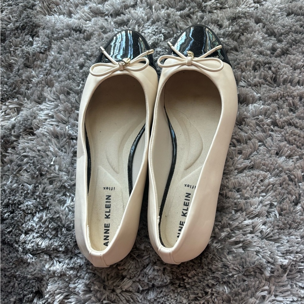 Anne Klein Women's Cream and Black Ballet Flats